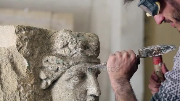 Heykeltraş bir anıt oluşturulması üzerinde çalışıyor — Stok video