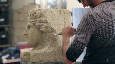 Heykeltraş bir anıt oluşturulması üzerinde çalışıyor