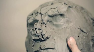 Heykeltraş bir anıt oluşturulması üzerinde çalışıyor