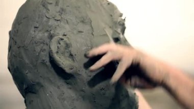 Heykeltraş bir anıt oluşturulması üzerinde çalışıyor