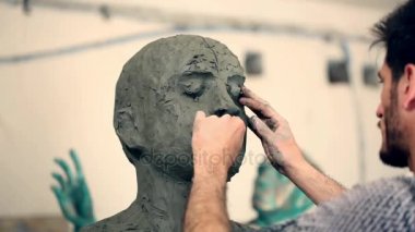 Heykeltraş bir anıt oluşturulması üzerinde çalışıyor