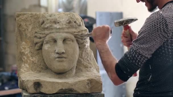 Scultore sta lavorando alla creazione di un monumento — Video Stock