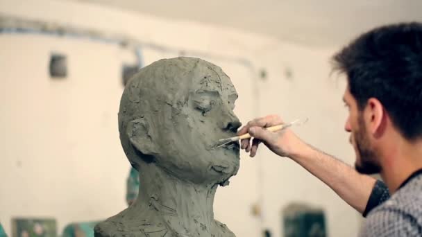 Bildhauer arbeitet an der Schaffung eines Denkmals — Stockvideo