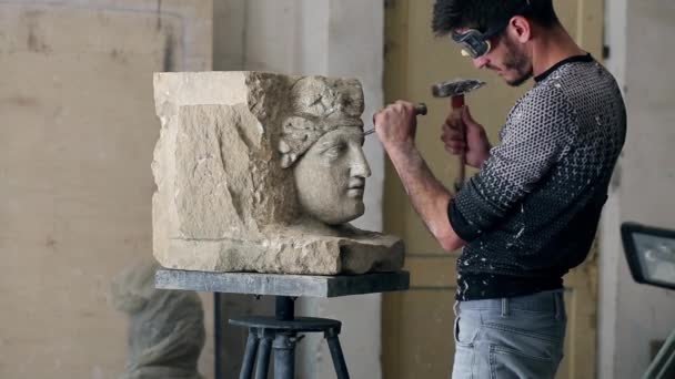 Scultore sta lavorando alla creazione di un monumento — Video Stock