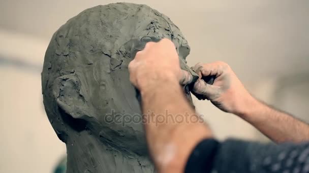 Sculptor is working on the creation of a monument — Stock Video