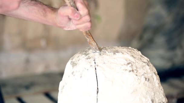 Escultor está trabajando en la creación de un monumento — Vídeos de Stock