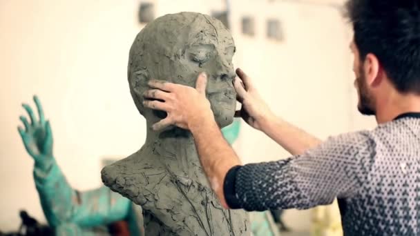 Скульптор работает над созданием памятника — стоковое видео