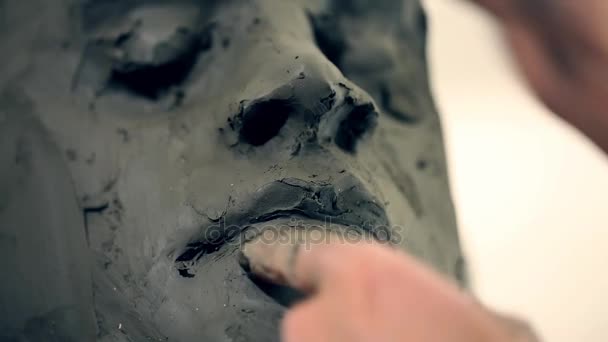 Sculptor is working on the creation of a monument — Stock Video