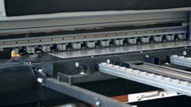 Uv yazıcı büyük plastik panelde yazdırma