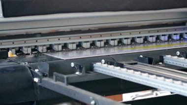 Uv yazıcı büyük plastik panelde yazdırma