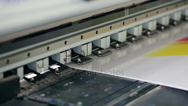 UV-printer afdrukken op grote kunststof paneel — Stockvideo