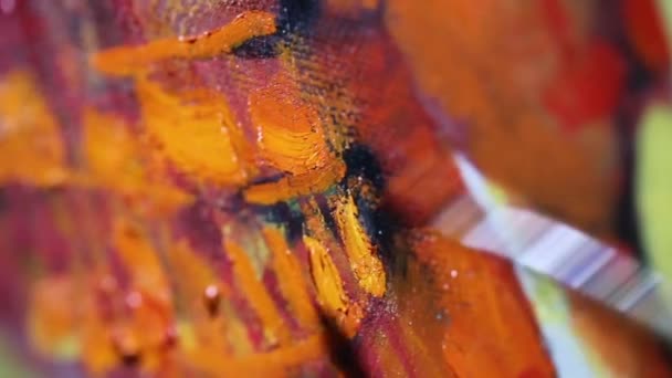Художник рисует масло на холсте — стоковое видео