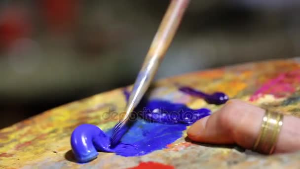 Художник малює олію на полотні — стокове відео