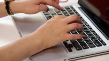 Tablet bilgisayar ve Office belgeleri ile çalışan iş kadını.