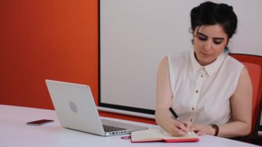 Tablet bilgisayar ve Office belgeleri ile çalışan iş kadını.