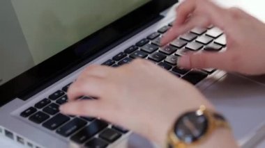 Tablet bilgisayar ve Office belgeleri ile çalışan iş kadını.