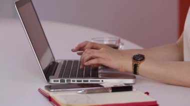 Tablet bilgisayar ve Office belgeleri ile çalışan iş kadını.