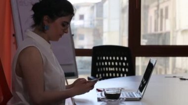 Tablet bilgisayar ve Office belgeleri ile çalışan iş kadını.