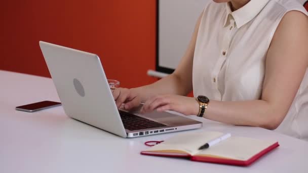 Femme d'affaires travaillant avec tablette et documents au bureau . — Video