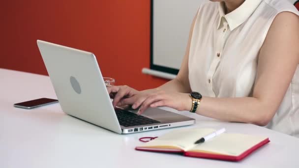 Affärskvinna som arbeta med Tablet PC-datorn och dokument i office. — Stockvideo