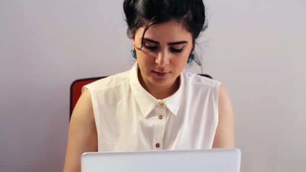 Imprenditrice che lavora con tablet e documenti in ufficio . — Video Stock