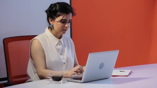 Pengusaha perempuan yang bekerja dengan komputer tablet dan dokumen di kantor . — Stok Video
