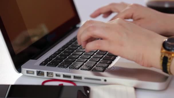 Tablet bilgisayar ve Office belgeleri ile çalışan iş kadını. — Stok video
