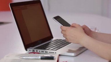 Tablet bilgisayar ve Office belgeleri ile çalışan iş kadını.