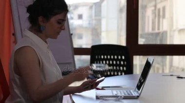 Tablet bilgisayar ve Office belgeleri ile çalışan iş kadını.
