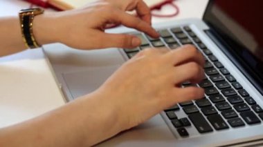 Tablet bilgisayar ve Office belgeleri ile çalışan iş kadını.