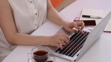Tablet bilgisayar ve Office belgeleri ile çalışan iş kadını.
