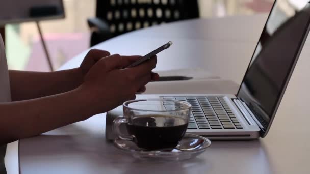 Femme d'affaires travaillant avec tablette et documents au bureau . — Video