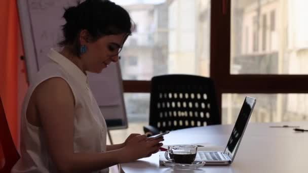 Femme d'affaires travaillant avec tablette et documents au bureau . — Video