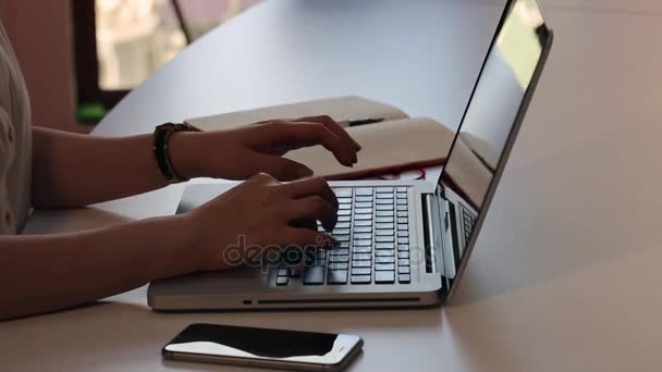 Бізнес-леді, що працює з планшетним комп'ютером і документами в офісі . — стокове відео