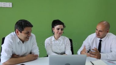 Takım üç beyaz iş adamları bir modern ofis Yönetim Kurulu Toplantı şehir giysili. Onlar için onların iş geliştirme fikirleri görüşüyorlar.