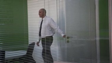 Takım üç beyaz iş adamları bir modern ofis Yönetim Kurulu Toplantı şehir giysili. Onlar için onların iş geliştirme fikirleri görüşüyorlar.