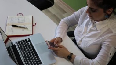 Takım üç beyaz iş adamları bir modern ofis Yönetim Kurulu Toplantı şehir giysili. Onlar için onların iş geliştirme fikirleri görüşüyorlar.