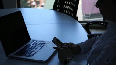 Takım üç beyaz iş adamları bir modern ofis Yönetim Kurulu Toplantı şehir giysili. Onlar için onların iş geliştirme fikirleri görüşüyorlar.