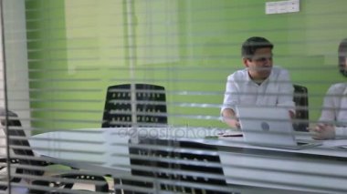 Takım üç beyaz iş adamları bir modern ofis Yönetim Kurulu Toplantı şehir giysili. Onlar için onların iş geliştirme fikirleri görüşüyorlar.
