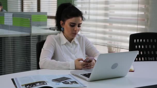 Gerente femenina en el trabajo — Vídeo de stock