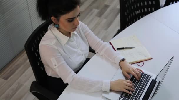 Manajer wanita di tempat kerja — Stok Video