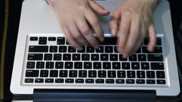 Femme cadre au travail 