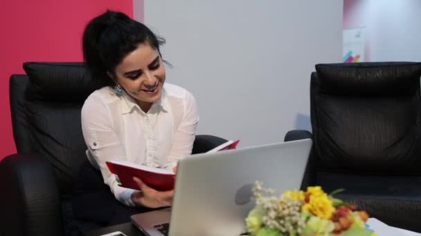 Manajer wanita di tempat kerja — Stok Video