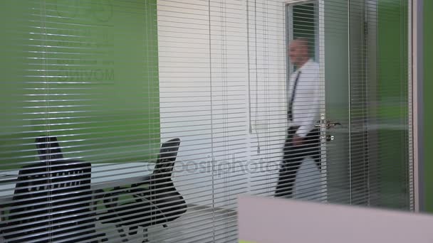 현대 사무실 회의실에서 회의 시 옷 3 백인 기업 들의 팀. 그들은 그들의 사업 개발을 위한 아이디어를 논의 하는. — 비디오