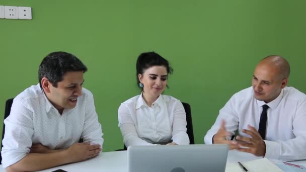 Equipe de três empresários caucasianos em reunião de roupas da cidade em uma moderna sala de reuniões de escritório. Eles estão discutindo ideias para o seu desenvolvimento de negócios . — Vídeo de Stock
