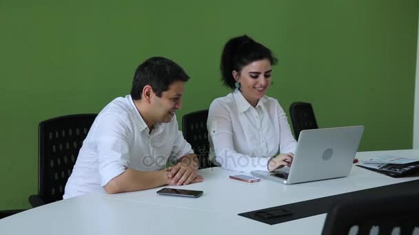 Equipo de tres hombres de negocios caucásicos en la reunión de ropa de la ciudad en una moderna sala de juntas de oficinas. Están discutiendo ideas para su desarrollo empresarial . — Vídeos de Stock