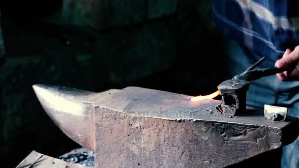 Кузнец работает с металлом — стоковое видео