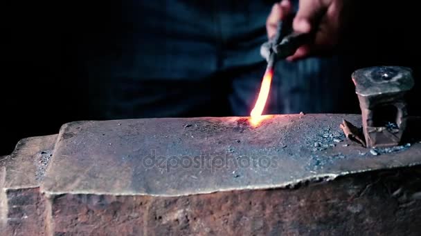 铁匠工作与金属 — 图库视频影像