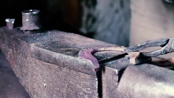 铁匠工作与金属 — 图库视频影像