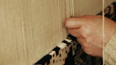 Halı dokuma. Türk kadını bir manuel sallama makinesi ile barış hakiki deve yün ile bir halı dokuma. 